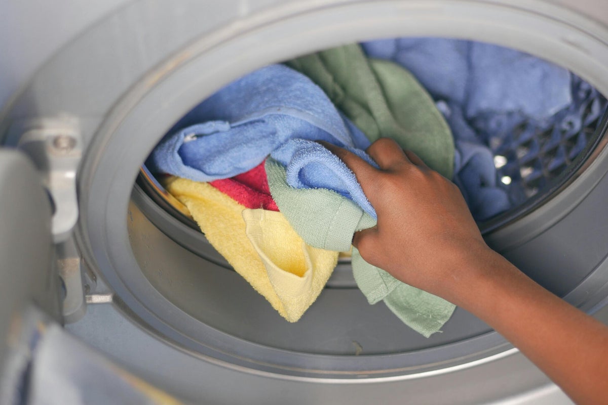 Waarom je wasmachine stinkt terwijl hij er schoon uitziet