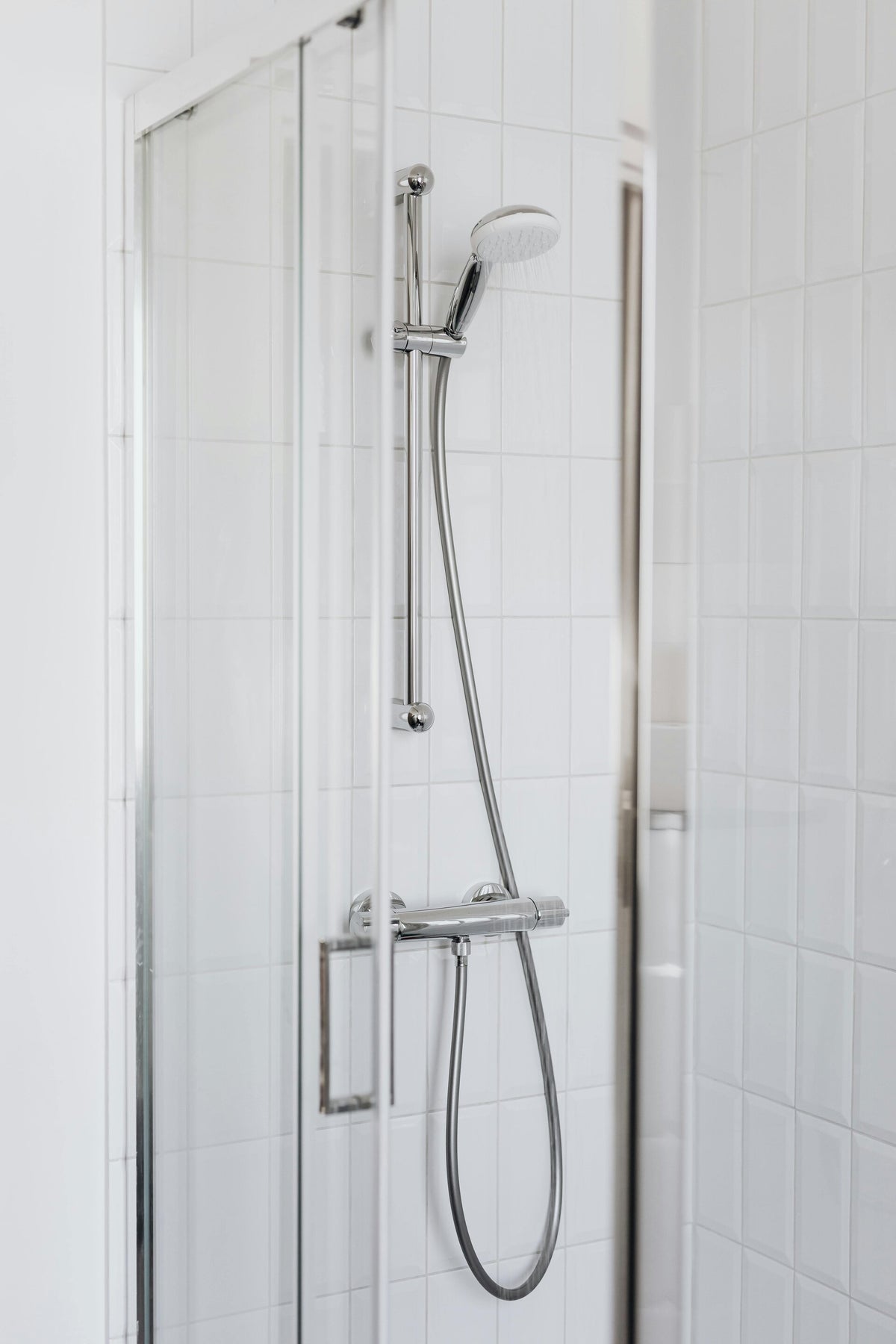 Roze of oranje aanslag in de douche: wat is het en hoe krijg je het weg?