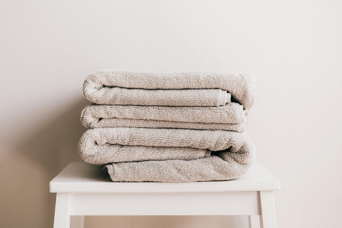 Zo krijg jij je handdoeken wéér heerlijk zacht en fris 🧺🧼