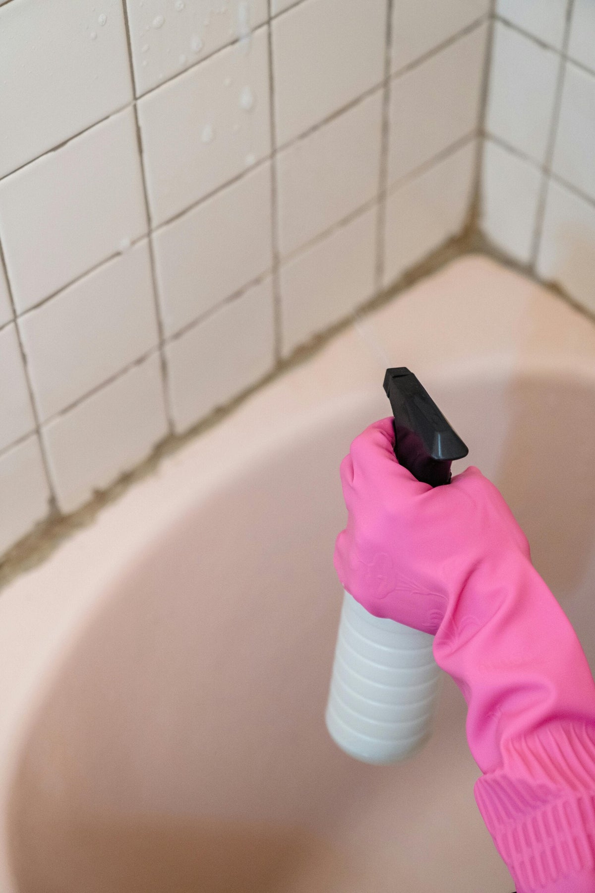 Waarom schimmel steeds terugkomt: 12 oorzaken + oplossingen