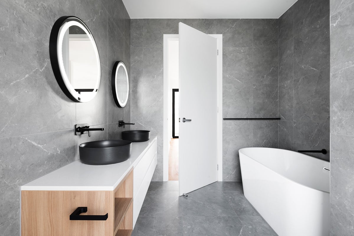 Kitranden schoonmaken in de badkamer: Tips voor een frisse en schone look 🛁