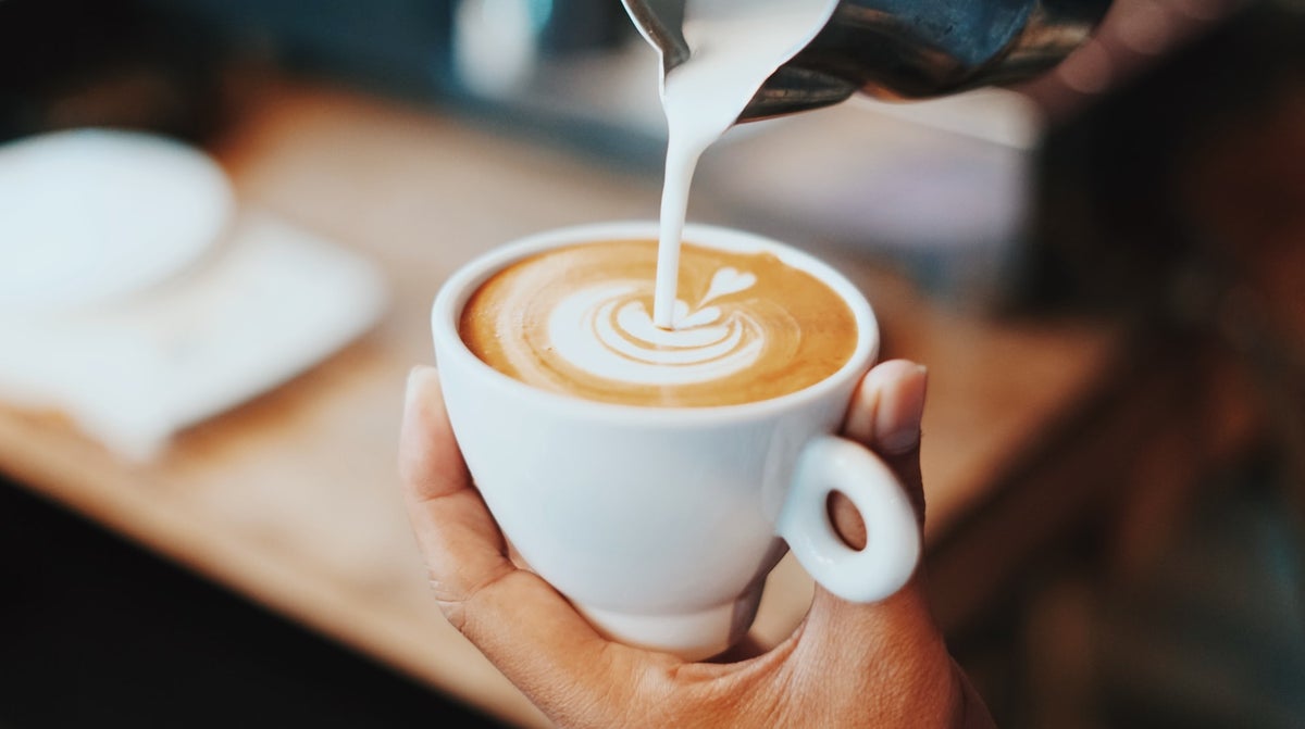 Koffievlek verwijderen uit je kleding? Check snel deze handige tips!