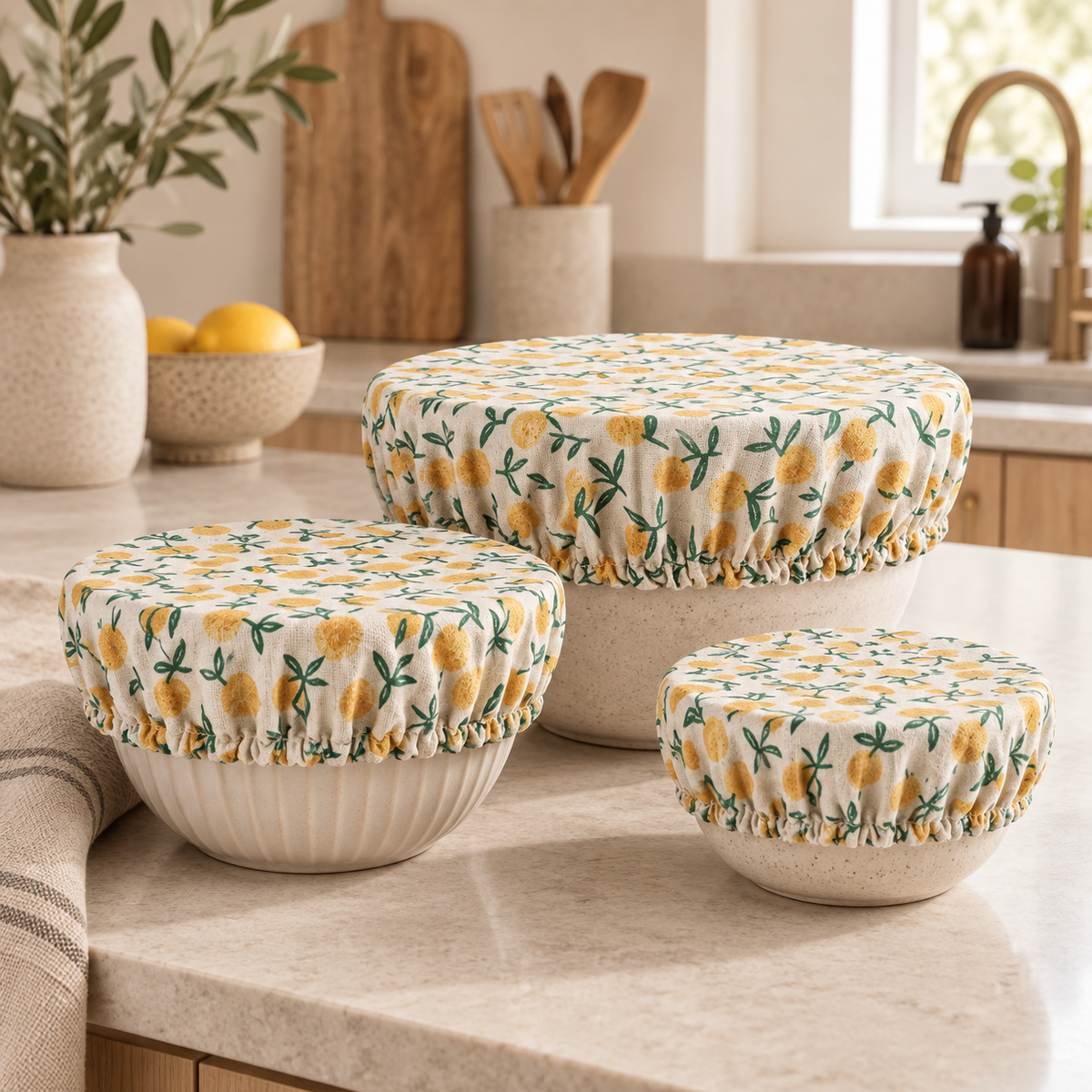 Set van drie herbruikbare afdekhoezen met citroenprint in een beige keuken