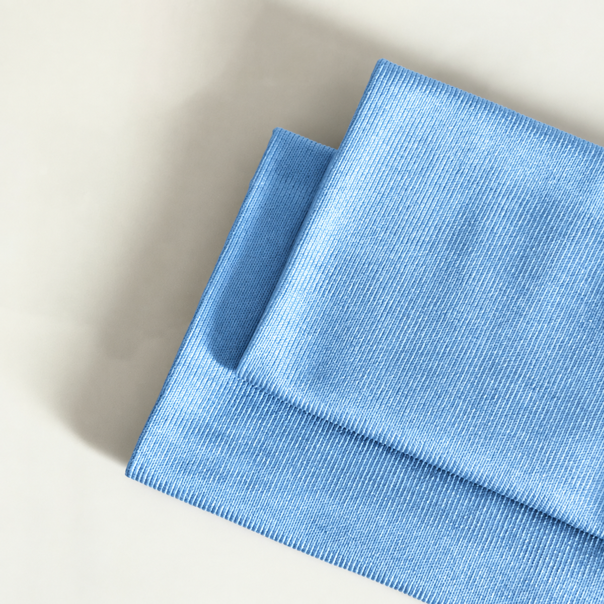 Lichtblauwe glasdoek voor een streepvrije en pluisvrije afwerking